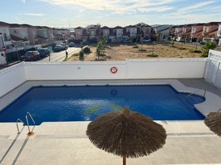 Casa a Fuente de Piedra. Chalet adosado en esquina con piscina comunitaria en fuente de p