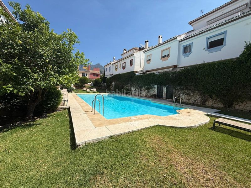 Foto 90cb7d43-1ab7-4d09-9cd1-840062a6b240. Casa adossada amb aparcament piscina a Valdeolletas - Las Cancelas - Xarblanca Marbella