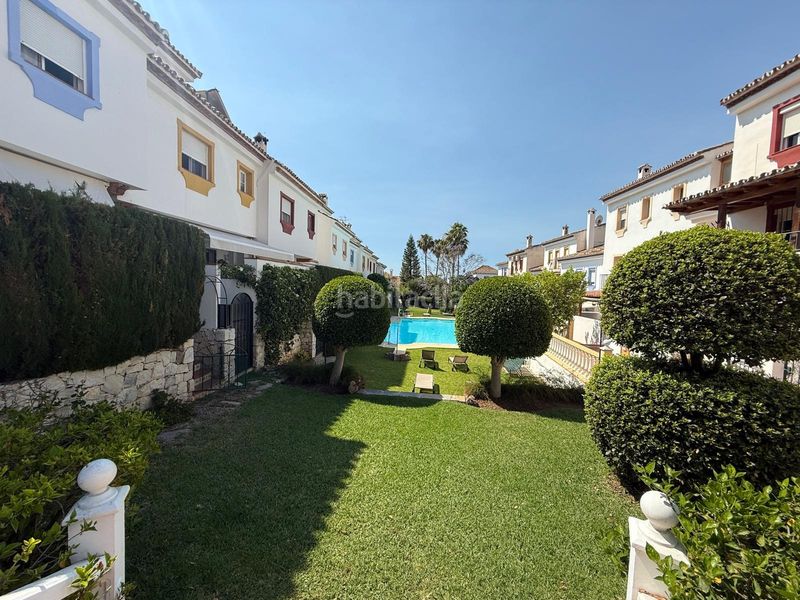 Foto fe8a1311-5094-480a-aea1-05fc60435a7b. Casa adossada amb aparcament piscina a Valdeolletas - Las Cancelas - Xarblanca Marbella