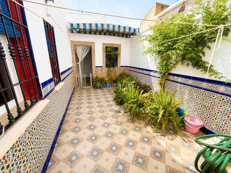 Foto f47c9298-9678-4fb0-a70e-2c6555f6d5c7. Casa adossada amb aparcament a Carlota (La)