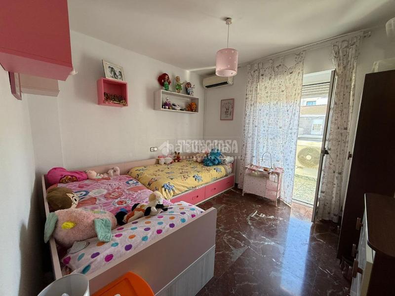 Foto e2471a2a-ca24-40c9-a435-c46917058f34. Casa aparellada a Martos