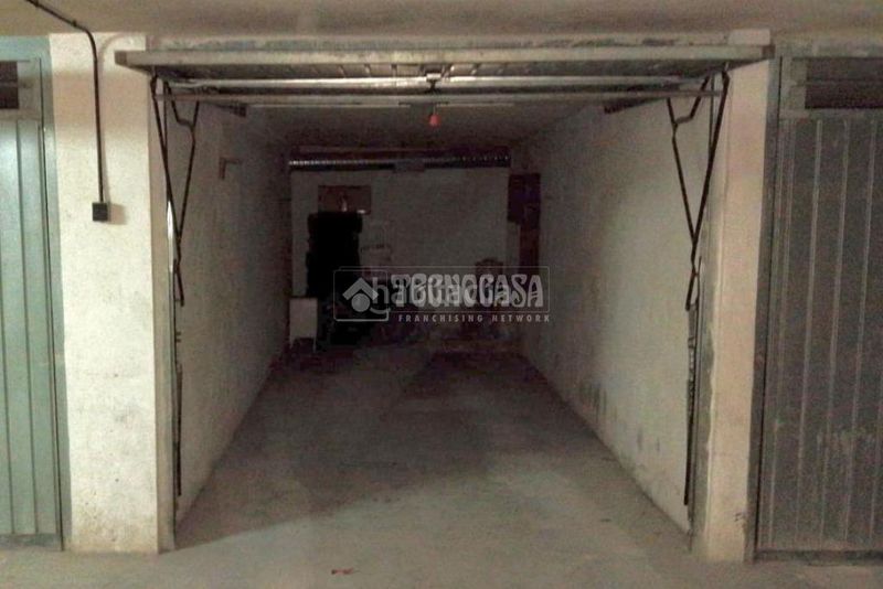 Foto ed08f576-5d34-4f3c-af8f-ad41cf183bef. Aparcament cotxe a Martos