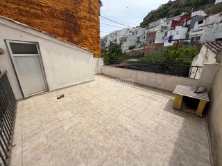 Casa aparellada a Martos. Casa en venta en martos
