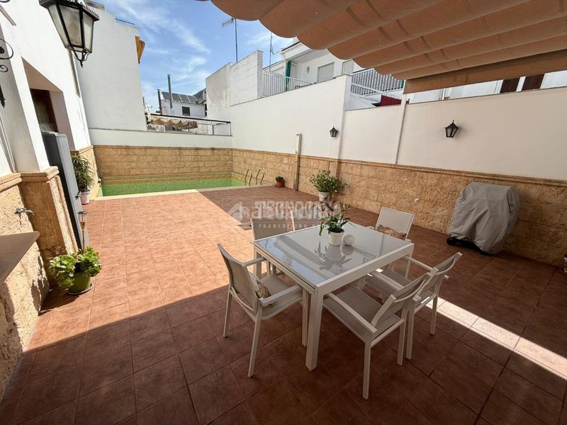 Foto 55ff0578-b01f-4ac0-95a1-a2c404a8dbe7. Casa aparellada a Martos