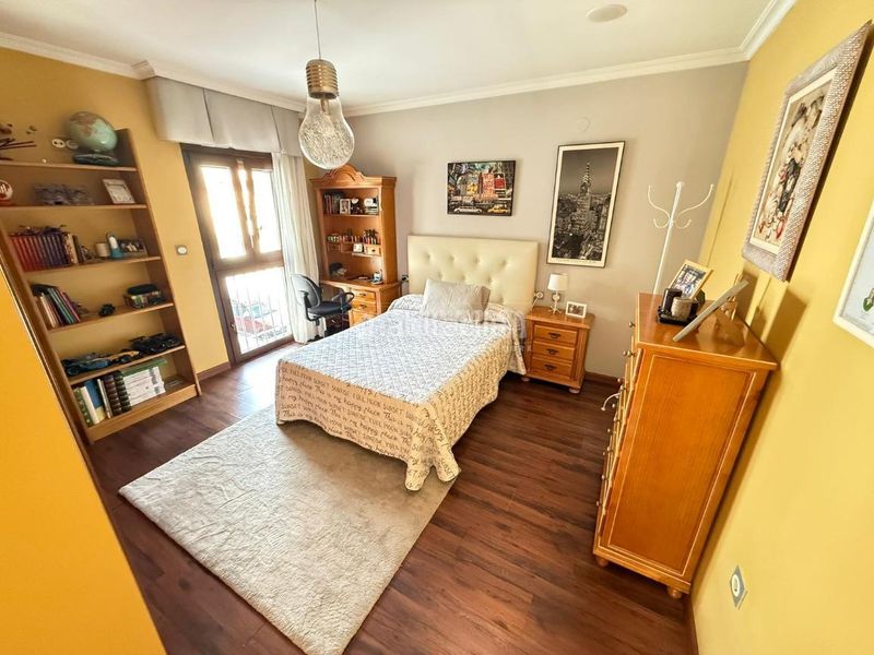 Foto f7d50a69-f95f-45e7-921f-8966e4a2d737. Casa aparellada a Martos