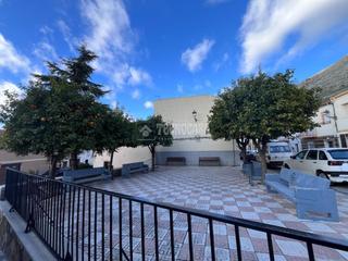 Casa aparellada a Martos. Casa en venta en martos