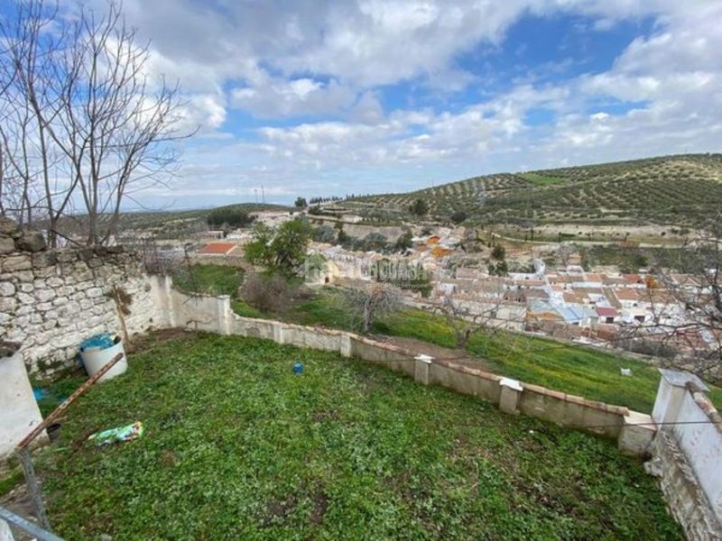 Foto b4a61c71-e678-40cc-ba9c-a69e4a53480f. Casa aparellada a Martos