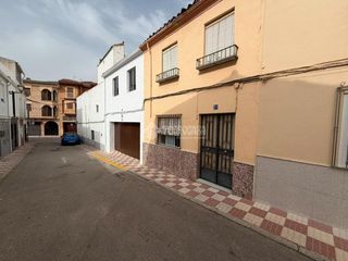 Maison jumelée à Torredonjimeno. Casa en venta en torredonjimeno