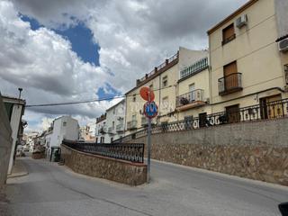 Casa aparellada a Martos. Casa en venta en martos