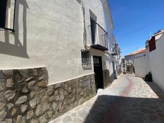 Casa aparellada a Martos. Casa en venta en martos