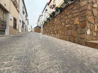 Casa aparellada a Martos. Casa en venta en martos
