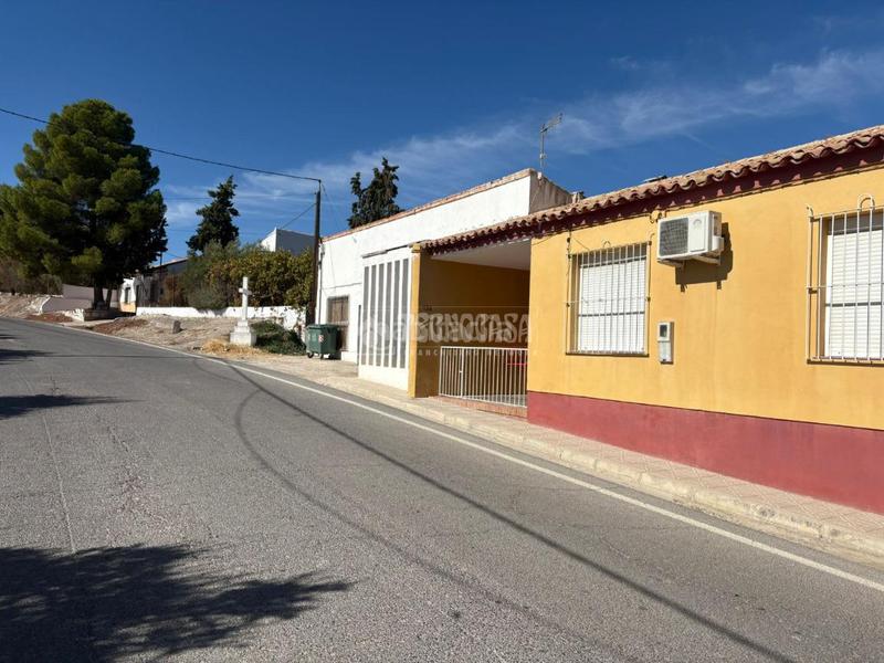 Foto f4e4567b-f0d4-41d8-a721-bc110108c39b. Casa aparellada a Martos