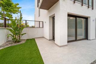 Planta baixa a Avinguda de la torre del vallès 78. Planta baja esquinera y gran terraza
