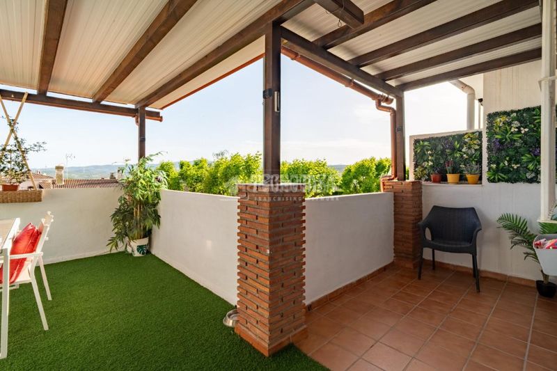 Foto c9b5a299-67dc-4d49-bd92-b5a7e324e9ce. Casa aparellada amb piscina a Padul