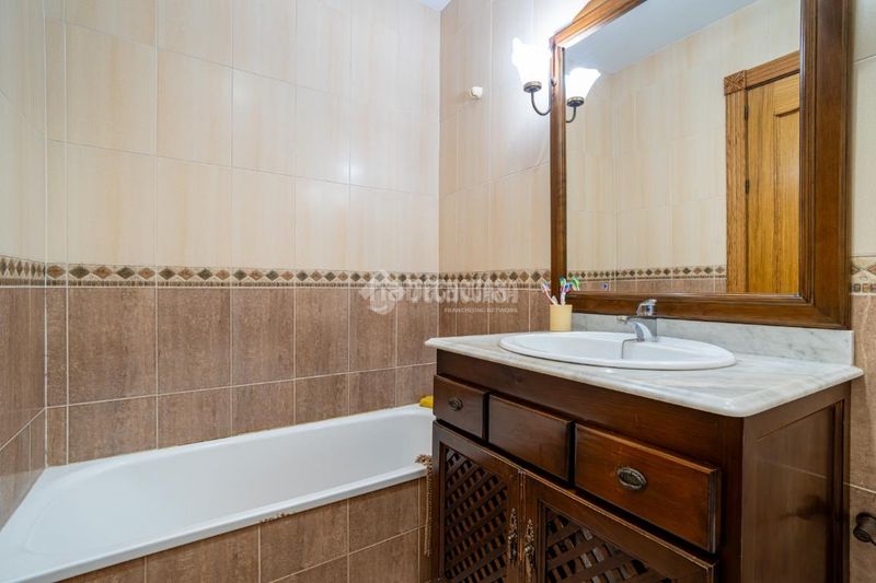 Foto cb8bbffa-9119-475b-a643-741a3d9d00b4. Casa amb aparcament a Padul