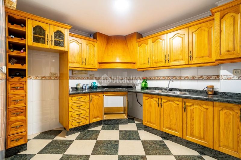 Foto eb5e9eed-c8f3-457f-86cf-45d1451bf243. Casa aparellada amb calefacció a Lanjarón