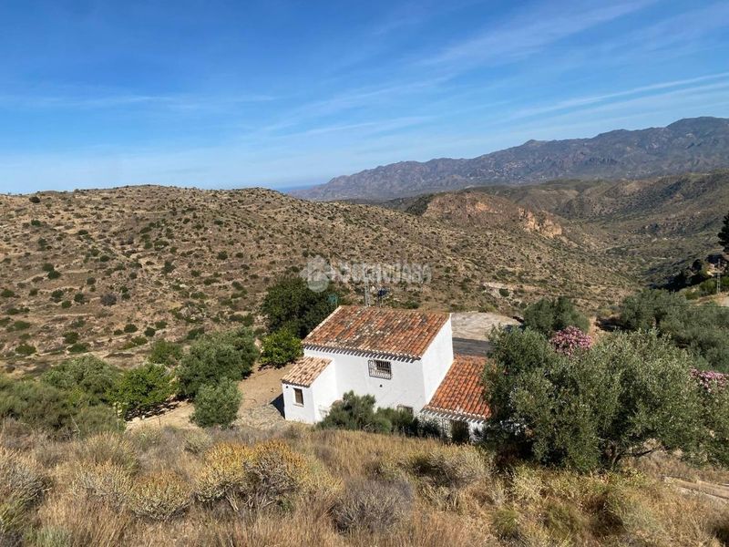 Foto f5a2d9fe-ba20-4d3c-8ae3-d804b56ab9e0. Masia amb aparcament a Bédar