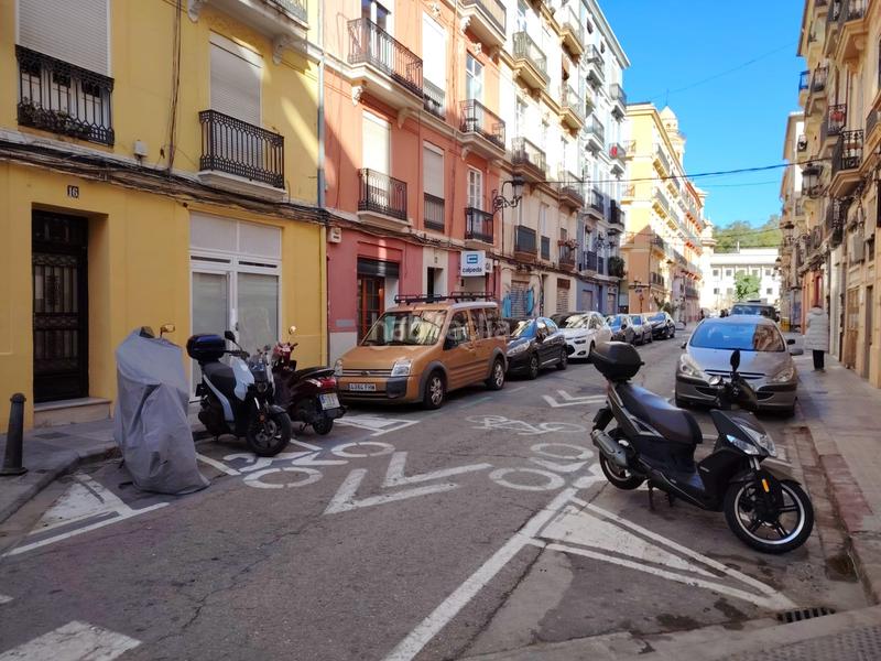 Foto 53284f1c-1191-4e10-b7a3-d5a35896b16f. Parking voiture dans El Botànic Valencia