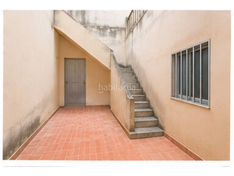 Foto 094cbd3a-a1ab-408b-aa25-5cfc61ac3a85. Casa adosada en calle san fernando 7 gran casa para dos familias o con muchas opciones en el centro en Oliva