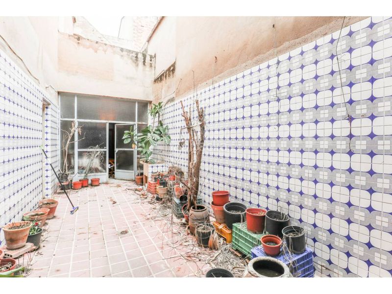 Foto ba6abcbd-ba6d-4e6a-9a85-c4353b4a855e. Casa adosada en calle san fernando 7 gran casa para dos familias o con muchas opciones en el centro en Oliva