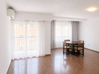 Flat  Calle ronda de bruguieres. Amplio piso con ascensor, garaje y centrico en la mejor ubicacio