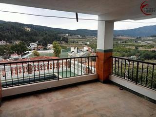 Casa a La plana 16. Amplia casa para reformar con jardin y piscina en la zona la pla