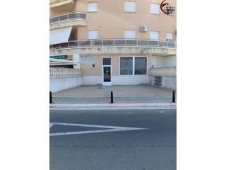 Local Comercial  Safor. Local reformado con gran terraza en la playa de guardamar