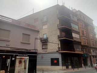 Edifici  Poeta querol. Edificio en esquina en el centro de oliva con alta proyección lo
