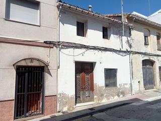 Casa adossada  Mare de déu dels desamparats. Casa amplia con patio, terraza y gran potencial en pleno centro