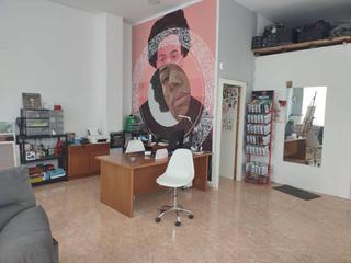 Local commercial  Alicante. Amplio local esquinero en la principal avenida de bellreguard