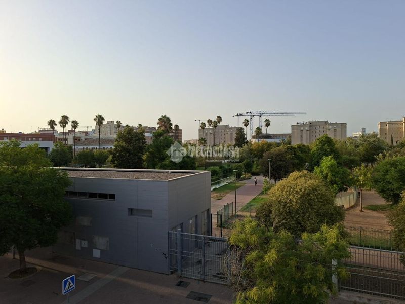 Foto dc464481-ec91-4e54-a6a6-ab9163bb05e5. Casa  en venta en Barrio del Nervión Sevilla