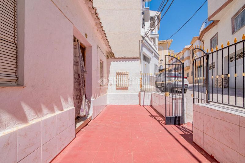 Foto 0d39b90f-f96b-4e30-9339-a69c456a13dd. Casa aparellada amb calefacció a Loja