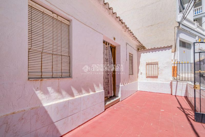 Foto 9b0be9c7-d318-411e-90f1-612827d81a1e. Casa aparellada amb calefacció a Loja