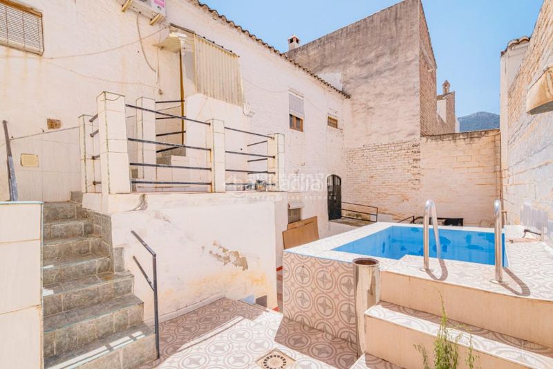 Foto bd314705-8a68-4084-b70d-f602fdd175e0. Casa aparellada amb calefacció a Loja