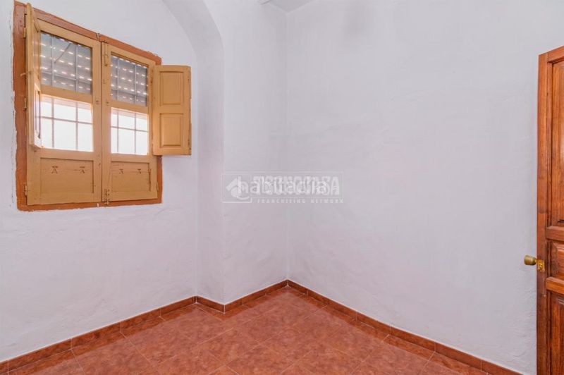 Foto c1619233-8dfb-427f-92bb-4caf4ce70a36. Casa aparellada amb calefacció a Loja