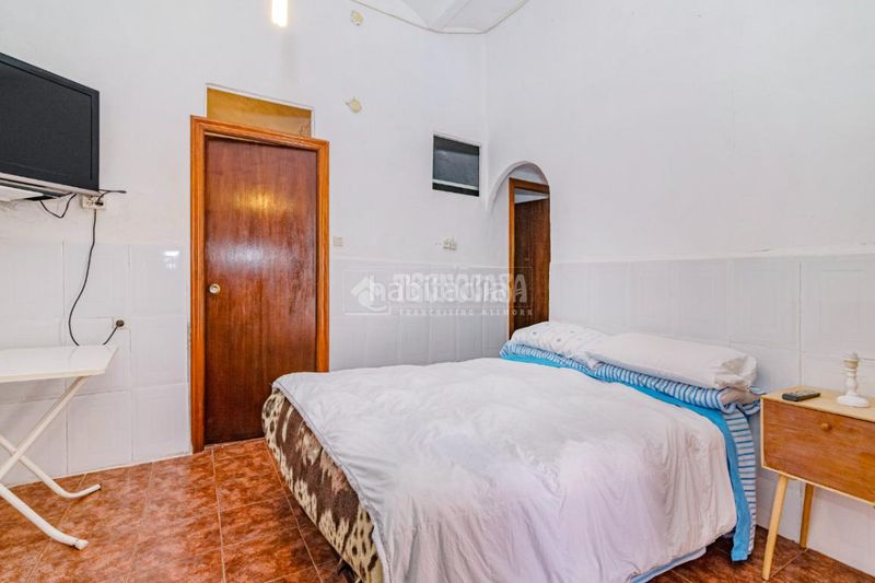 Foto cf3ebfa0-5dde-48cf-b0cd-ddb44763b03d. Casa aparellada amb calefacció a Loja