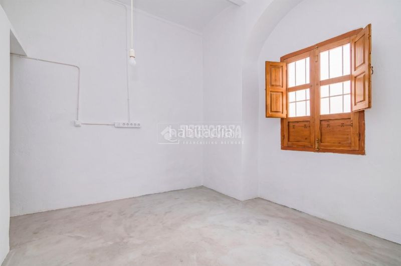 Foto f22c937e-a1dc-4341-bd8d-53cf5642c423. Casa aparellada amb calefacció a Loja