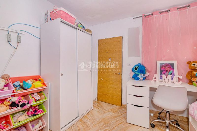 Foto 45581b79-577f-46aa-a1a5-3a81a1081ab3. Casa aparellada a Loja
