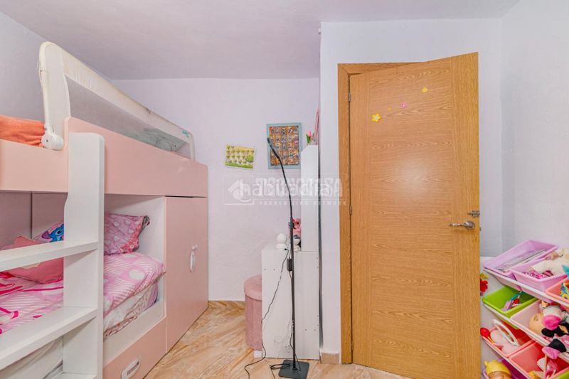 Foto a452131a-118c-4af3-88f5-04005641d682. Casa aparellada a Loja