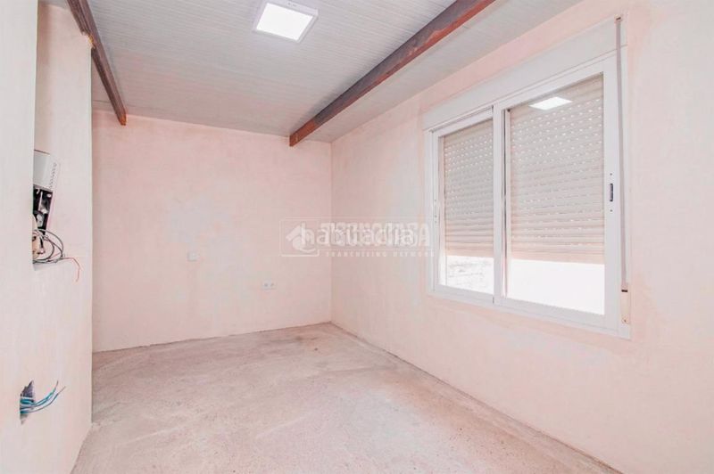 Foto e7c674ec-7b02-494f-81cc-593352f35686. Casa aparellada a Loja