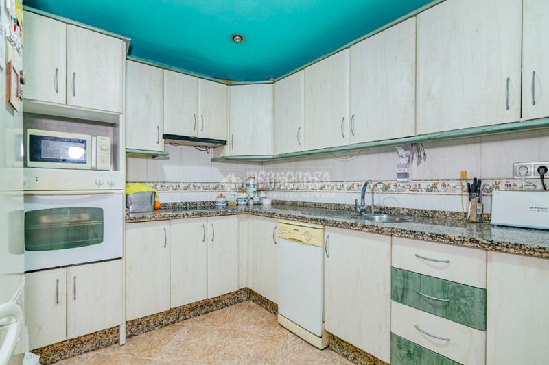 Foto 2f35a15c-ee2b-4fbe-9c3e-9aa3f56a4356. Casa aparellada a Loja