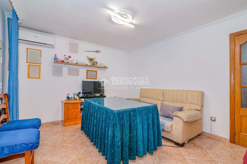 Foto 4cf8472a-e5eb-46b4-989a-b9ed4a3664fe. Casa aparellada a Loja