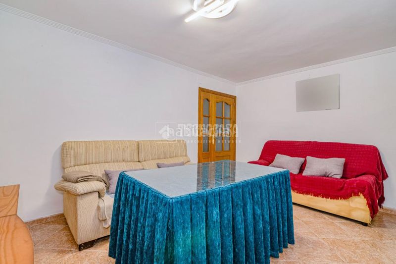 Foto 6b5c2205-0175-43d9-9f17-c6c3c3e9d5af. Casa aparellada a Loja