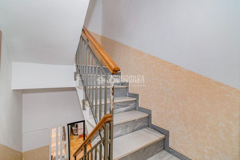 Foto cf7a76ef-b005-4db2-aa88-9a2c59708891. Casa aparellada a Loja