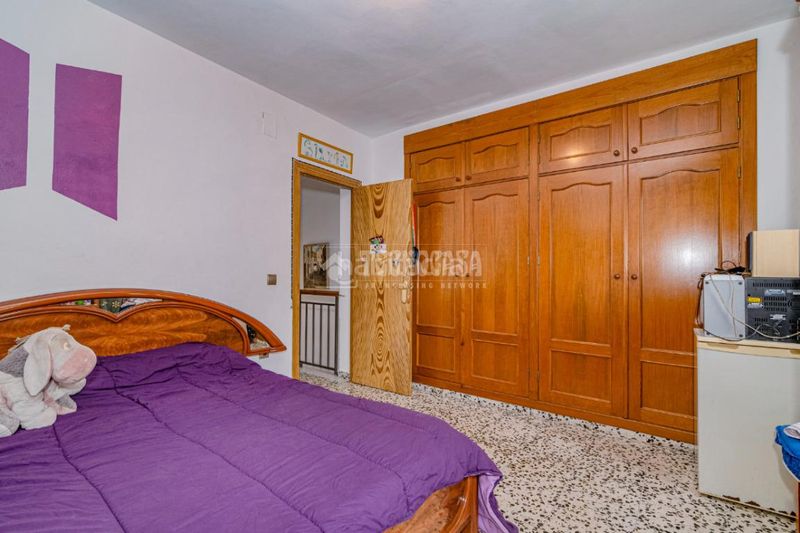 Foto efff88a4-7f61-4687-80a9-e2749b2deda1. Casa aparellada a Loja