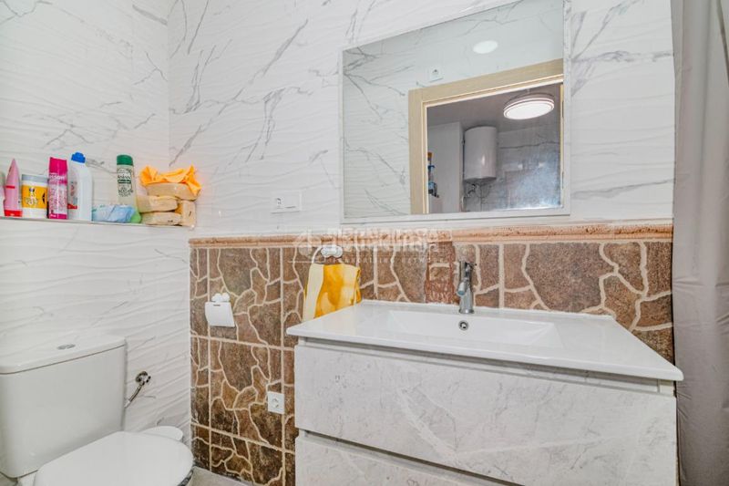 Foto cea30961-0b1f-46c3-90e8-a801fd413d8c. Pis a Loja