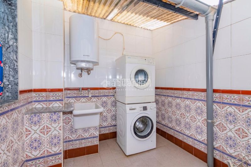 Foto aa3a9d8c-5bdd-491d-b29d-d82c8fc8c29b. Casa aparellada a Loja