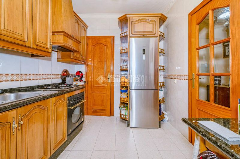 Foto b32b8ea2-bf9b-4f23-b0fc-d2d1a22bcd89. Casa aparellada a Loja