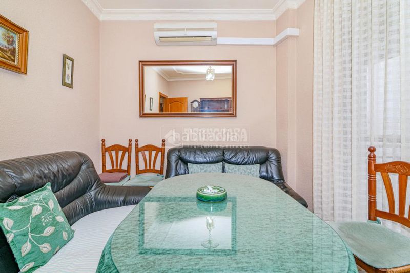 Foto bc13a10d-cf89-49e7-9699-920946d8433b. Casa aparellada a Loja