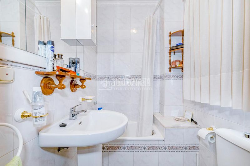 Foto c37a2027-7990-4f64-88e3-9a148a32384d. Casa aparellada a Loja